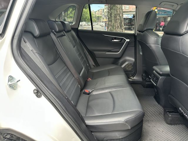 最頂級4WD! 2.5油電Hybrid 全景天窗 通風座椅 ACC跟車 CarPlay 環景系統 內容有詳細照片  第11張相片