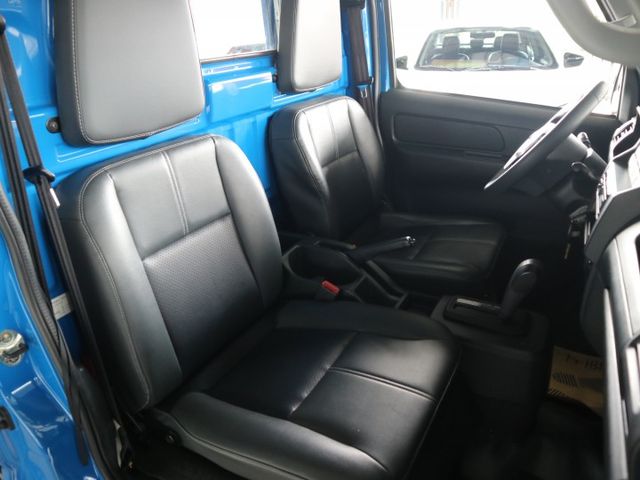 里程履約保證僅跑3萬 自排 伸縮蓬 霧燈 胎壓顯示 行車紀錄器 倒車顯影 定速巡航 方向盤音響控制 自動頭燈 TCS  第16張相片