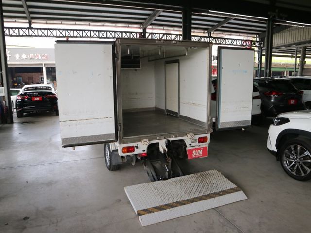 里程履約保證 冷藏箱-5度 升降尾門 行車紀錄器 倒車顯影 冷暖空調 霧燈 皮椅 胎壓偵測 賺錢載貨最佳好幫手 絕佳車況  第8張相片