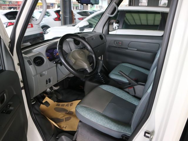 里程履約保證 冷藏箱-5度 升降尾門 行車紀錄器 倒車顯影 冷暖空調 霧燈 皮椅 胎壓偵測 賺錢載貨最佳好幫手 絕佳車況  第10張相片