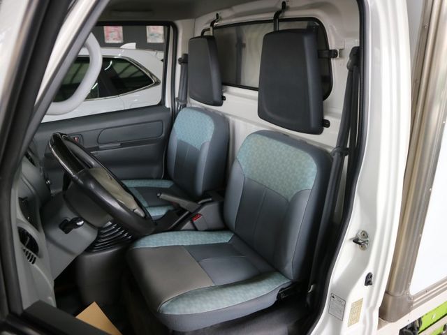 里程履約保證 冷藏箱-5度 升降尾門 行車紀錄器 倒車顯影 冷暖空調 霧燈 皮椅 胎壓偵測 賺錢載貨最佳好幫手 絕佳車況  第11張相片