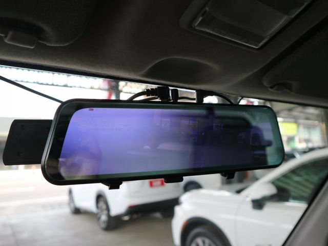 里程履約保證 冷藏箱-5度 升降尾門 行車紀錄器 倒車顯影 冷暖空調 霧燈 皮椅 胎壓偵測 賺錢載貨最佳好幫手 絕佳車況  第16張相片
