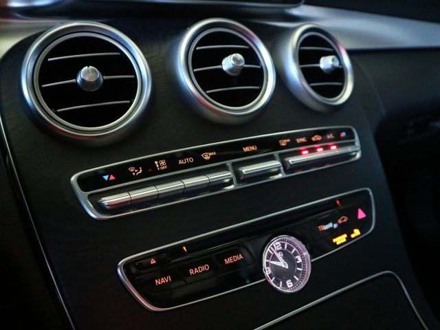 里程履約保證 AMG 全景天窗 i-Key 電動座椅 柏林之音 盲點偵測 倒車顯影 換檔撥片 LED頭燈/尾燈/日行燈  第15張相片