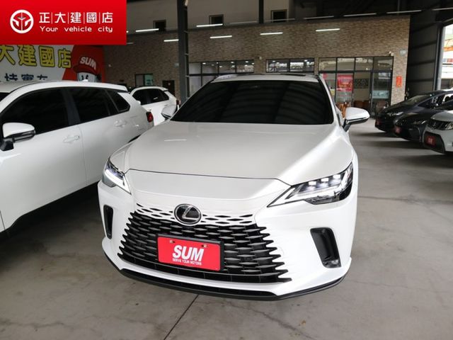 里程履約保證僅跑1萬 頂級版原廠保固中 電動天窗/尾門/記憶座椅 盲點 環景 導航 換檔撥片 LED頭燈/日行燈/尾燈  第1張相片