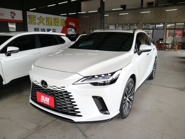 里程履約保證僅跑1萬 頂級版原廠保固中 電動天窗/尾門/記憶座椅 盲點 環景 導航 換檔撥片 LED頭燈/日行燈/尾燈  第2張相片