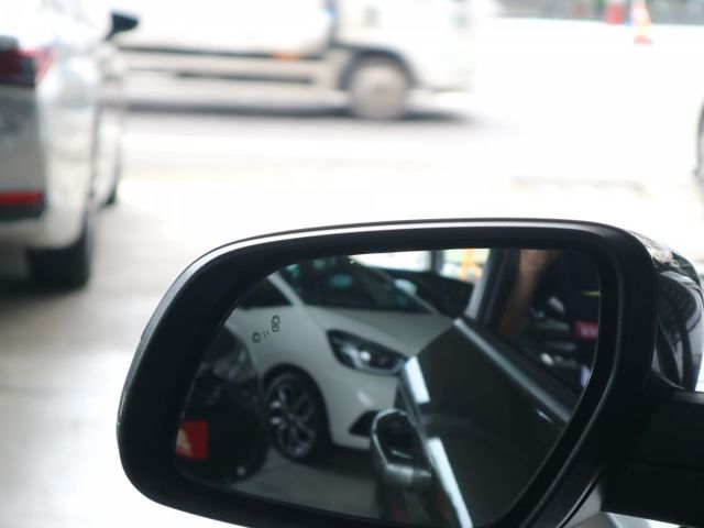 里程履約保證僅跑3萬 B款 盲點 車道偏離 前後行車紀錄器 倒車顯影 衛星導航 定速 CARPLAY 胎壓顯示 iKey  第7張相片