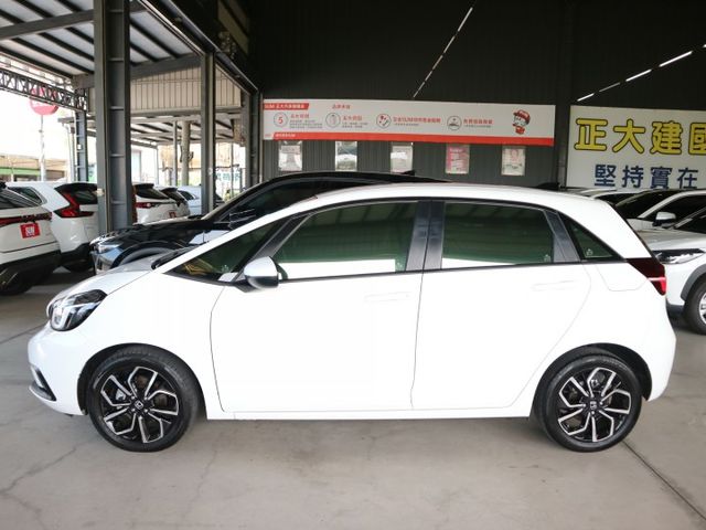 里程履約保證僅跑1萬 油電款原廠保固 盲點 車道偏離 ACC CARPLAY iKey ECO節能 LED頭燈 循跡防滑  第3張相片