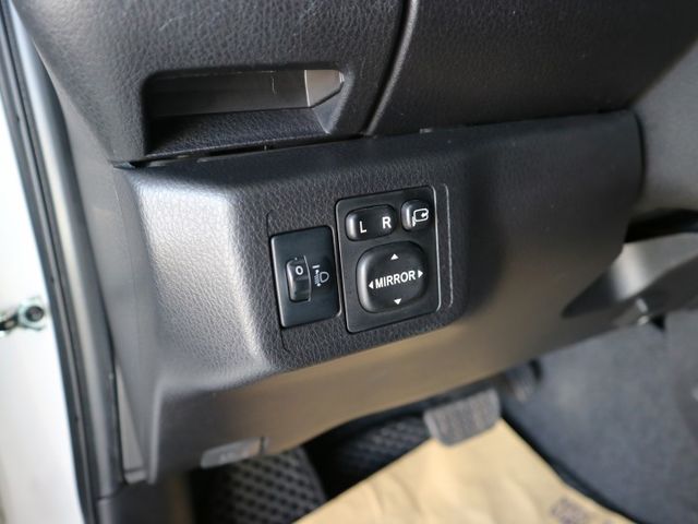 里程履約保證僅跑6萬 S版空力套件 六速手自排 倒車顯影 行車紀錄器 方向盤音響控制 冷暖空調 抬頭顯示器 電動後視鏡  第7張相片