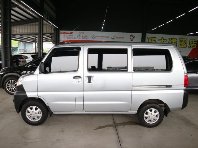 里程履約保證僅跑1萬 自排 盲點偵測 定速 方向盤音響控制 前後行車紀錄器 後出風口 循跡防滑 抬頭顯示器 原廠保固  第3張相片