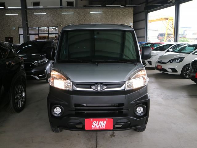 里程履約保證僅跑1萬 自排 盲點偵測 定速 方向盤音響控制 前後行車紀錄器 後出風口 循跡防滑 抬頭顯示器 原廠保固  第6張相片