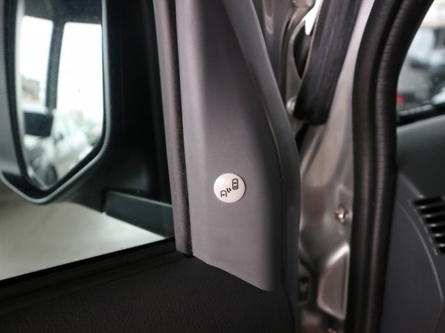 里程履約保證僅跑1萬 自排 盲點偵測 定速 方向盤音響控制 前後行車紀錄器 後出風口 循跡防滑 抬頭顯示器 原廠保固  第7張相片