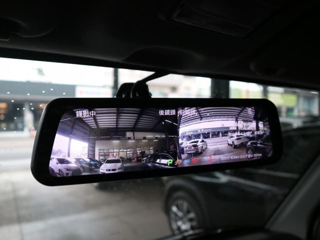 里程履約保證僅跑1萬 自排 盲點偵測 定速 方向盤音響控制 前後行車紀錄器 後出風口 循跡防滑 抬頭顯示器 原廠保固  第15張相片