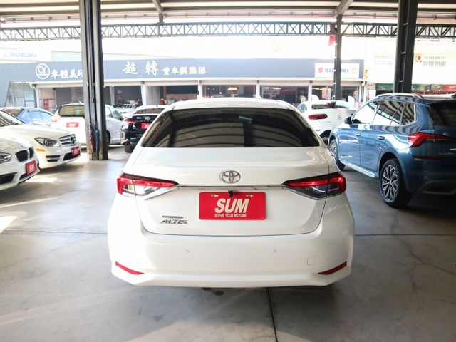 ※限量送影音系統※里程履約保證僅跑5萬 豪華版原廠保養 LED日行燈/尾燈 行車紀錄器 胎壓偵測 自動遠光調整 循跡防滑  第4張相片