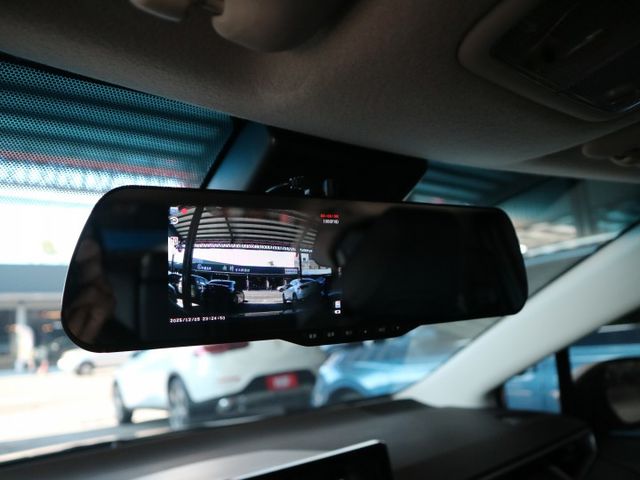 ※限量送影音系統※里程履約保證僅跑5萬 豪華版原廠保養 LED日行燈/尾燈 行車紀錄器 胎壓偵測 自動遠光調整 循跡防滑  第13張相片