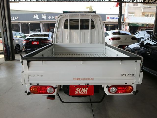 里程履約保證僅跑2萬 雙廂自排 上坡起步輔助 前後行車紀錄器 倒車顯影 冷暖空調 音響主機 自動感光頭燈 原廠保養 皮椅  第4張相片