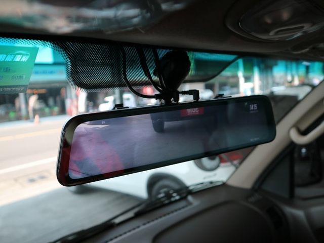 里程履約保證僅跑2萬 雙廂自排 上坡起步輔助 前後行車紀錄器 倒車顯影 冷暖空調 音響主機 自動感光頭燈 原廠保養 皮椅  第12張相片