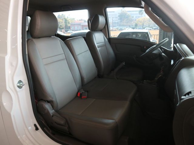 里程履約保證僅跑2萬 雙廂自排 上坡起步輔助 前後行車紀錄器 倒車顯影 冷暖空調 音響主機 自動感光頭燈 原廠保養 皮椅  第16張相片