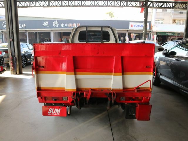 里程履約保證 升降尾門 衛星導航 倒車顯影 行車紀錄器 電動窗 冷暖空調 藍芽通訊 皮椅 賺錢/載貨最佳好夥伴 絕佳車況  第4張相片