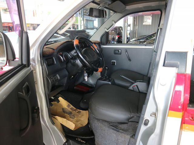 里程履約保證 升降尾門 衛星導航 倒車顯影 行車紀錄器 電動窗 冷暖空調 藍芽通訊 皮椅 賺錢/載貨最佳好夥伴 絕佳車況  第8張相片