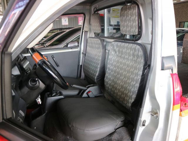 里程履約保證 升降尾門 衛星導航 倒車顯影 行車紀錄器 電動窗 冷暖空調 藍芽通訊 皮椅 賺錢/載貨最佳好夥伴 絕佳車況  第9張相片