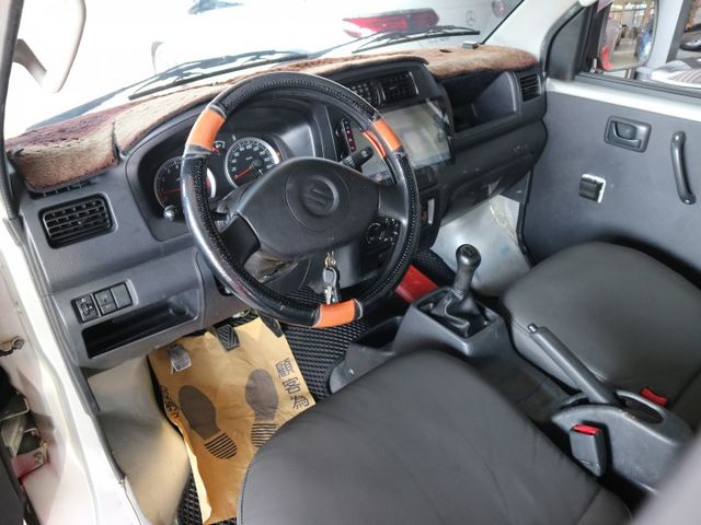 里程履約保證 升降尾門 衛星導航 倒車顯影 行車紀錄器 電動窗 冷暖空調 藍芽通訊 皮椅 賺錢/載貨最佳好夥伴 絕佳車況  第12張相片