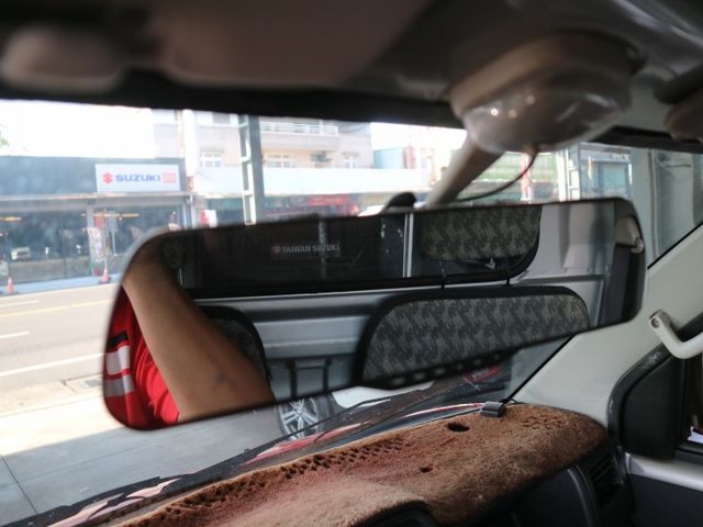 里程履約保證 升降尾門 衛星導航 倒車顯影 行車紀錄器 電動窗 冷暖空調 藍芽通訊 皮椅 賺錢/載貨最佳好夥伴 絕佳車況  第15張相片