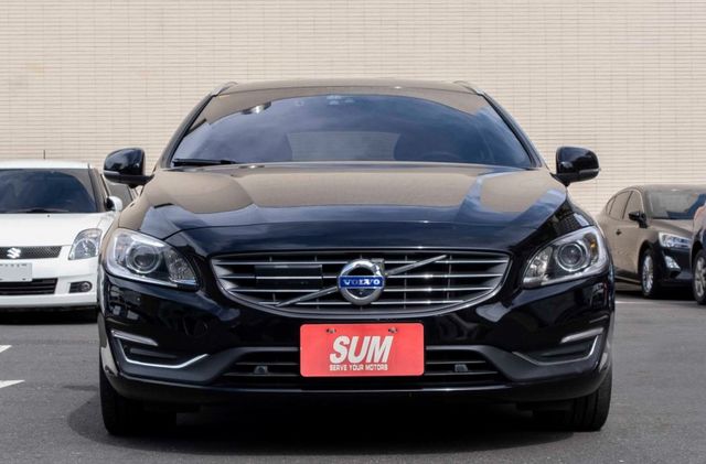 V60 D3旗艦版 電動天窗 ACC跟車 盲點偵測 車道偏移 電動座椅 HID頭燈 衛星導航 僅跑9萬 原廠保養  第2張相片