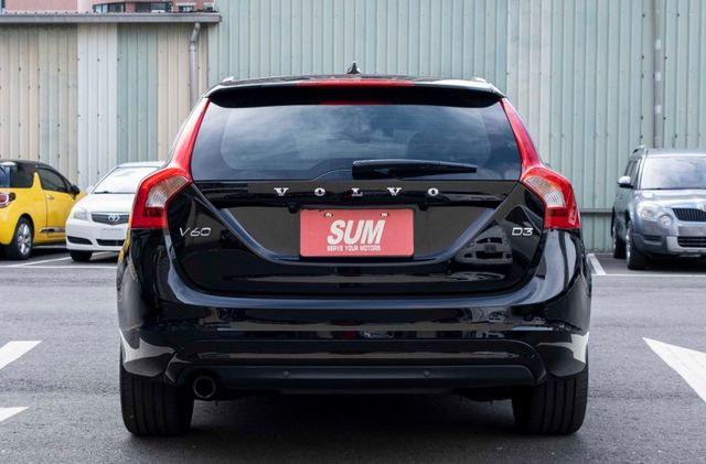 V60 D3旗艦版 電動天窗 ACC跟車 盲點偵測 車道偏移 電動座椅 HID頭燈 衛星導航 僅跑9萬 原廠保養  第3張相片