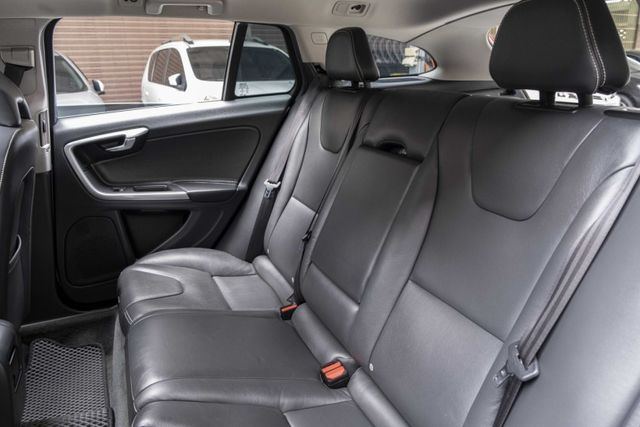 V60 D3旗艦版 電動天窗 ACC跟車 盲點偵測 車道偏移 電動座椅 HID頭燈 衛星導航 僅跑9萬 原廠保養  第8張相片
