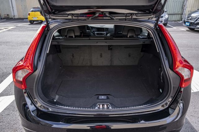 V60 D3旗艦版 電動天窗 ACC跟車 盲點偵測 車道偏移 電動座椅 HID頭燈 衛星導航 僅跑9萬 原廠保養  第9張相片