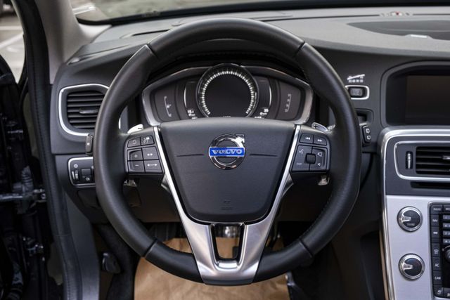 V60 D3旗艦版 電動天窗 ACC跟車 盲點偵測 車道偏移 電動座椅 HID頭燈 衛星導航 僅跑9萬 原廠保養  第10張相片
