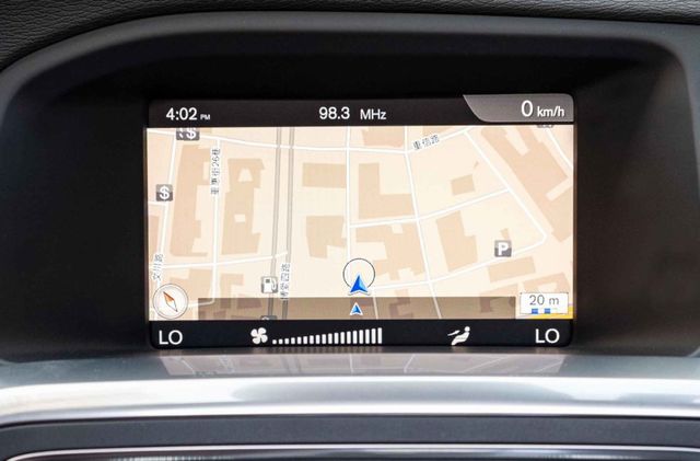 V60 D3旗艦版 電動天窗 ACC跟車 盲點偵測 車道偏移 電動座椅 HID頭燈 衛星導航 僅跑9萬 原廠保養  第11張相片