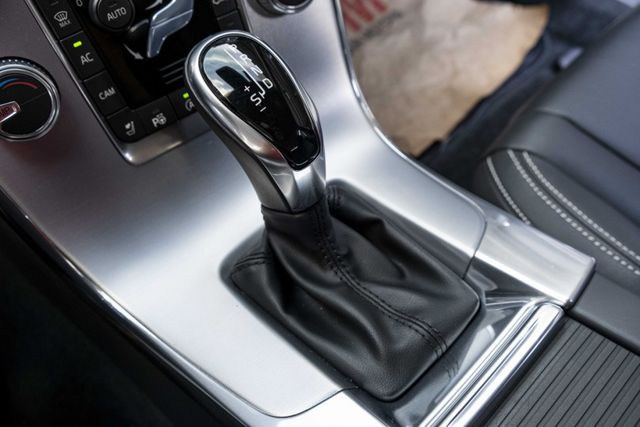 V60 D3旗艦版 電動天窗 ACC跟車 盲點偵測 車道偏移 電動座椅 HID頭燈 衛星導航 僅跑9萬 原廠保養  第13張相片