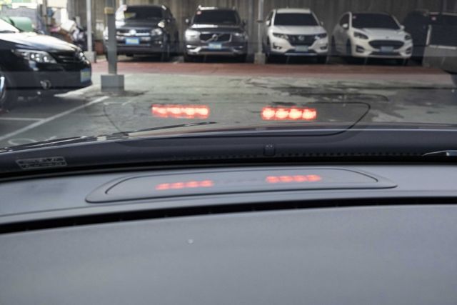 V60 D3旗艦版 電動天窗 ACC跟車 盲點偵測 車道偏移 電動座椅 HID頭燈 衛星導航 僅跑9萬 原廠保養  第17張相片