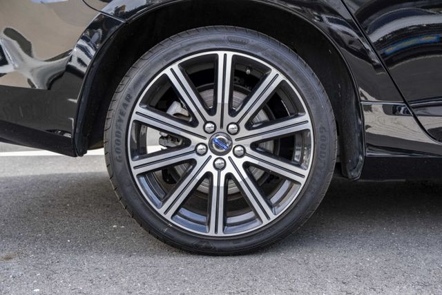 V60 D3旗艦版 電動天窗 ACC跟車 盲點偵測 車道偏移 電動座椅 HID頭燈 衛星導航 僅跑9萬 原廠保養  第20張相片