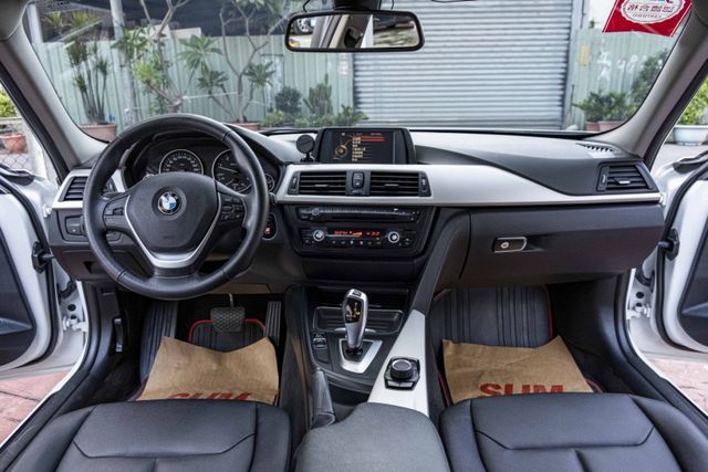 2015年318D 外觀靚麗 倒車顯像 HID頭燈 8速手自排 衛星導航 電動椅 I-KEY 不用殺價就很便宜  第6張相片