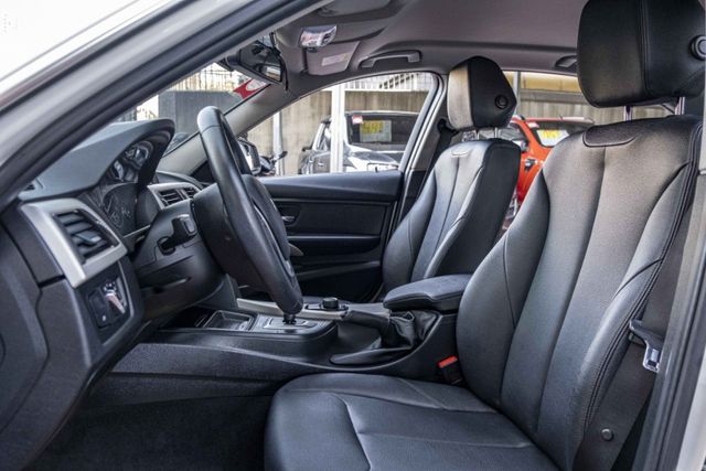 2015年318D 外觀靚麗 倒車顯像 HID頭燈 8速手自排 衛星導航 電動椅 I-KEY 不用殺價就很便宜  第7張相片