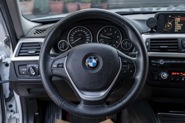 2015年318D 外觀靚麗 倒車顯像 HID頭燈 8速手自排 衛星導航 電動椅 I-KEY 不用殺價就很便宜  第10張相片