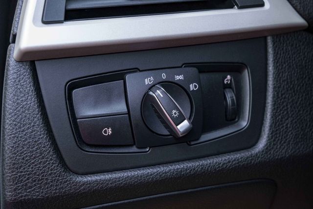 2015年318D 外觀靚麗 倒車顯像 HID頭燈 8速手自排 衛星導航 電動椅 I-KEY 不用殺價就很便宜  第13張相片