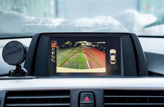 2015年318D 外觀靚麗 倒車顯像 HID頭燈 8速手自排 衛星導航 電動椅 I-KEY 不用殺價就很便宜  第14張相片