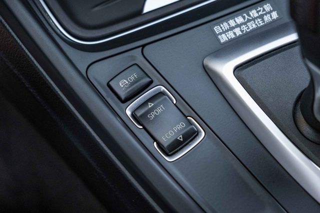 2015年318D 外觀靚麗 倒車顯像 HID頭燈 8速手自排 衛星導航 電動椅 I-KEY 不用殺價就很便宜  第17張相片