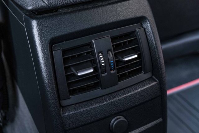 2015年318D 外觀靚麗 倒車顯像 HID頭燈 8速手自排 衛星導航 電動椅 I-KEY 不用殺價就很便宜  第18張相片