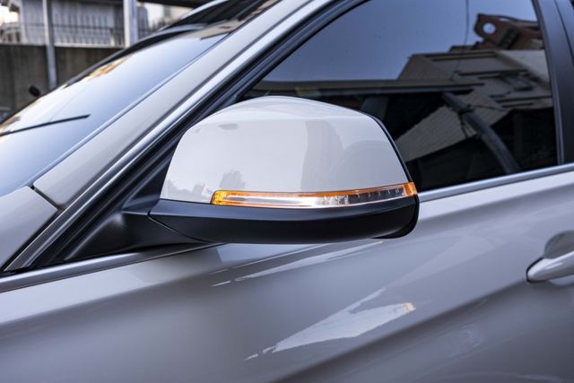 2015年318D 外觀靚麗 倒車顯像 HID頭燈 8速手自排 衛星導航 電動椅 I-KEY 不用殺價就很便宜  第19張相片