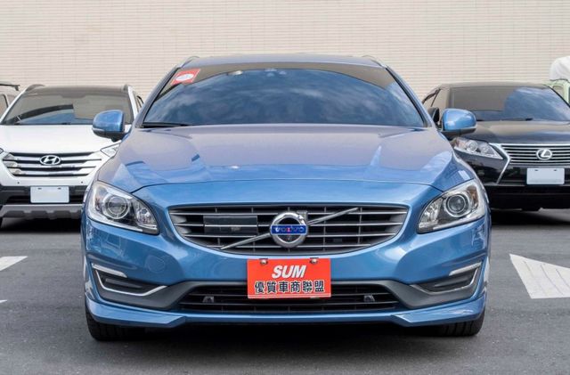 2017年 V60 D4安全旗艦版 天窗 都會安全防護 升級安卓影音 電動椅 HID頭燈 ACC跟車 僅跑9萬多公里  第2張相片