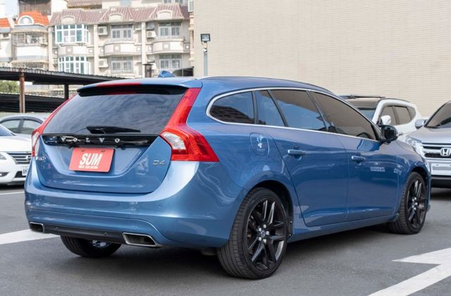 2017年 V60 D4安全旗艦版 天窗 都會安全防護 升級安卓影音 電動椅 HID頭燈 ACC跟車 僅跑9萬多公里  第4張相片