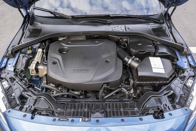 2017年 V60 D4安全旗艦版 天窗 都會安全防護 升級安卓影音 電動椅 HID頭燈 ACC跟車 僅跑9萬多公里  第5張相片