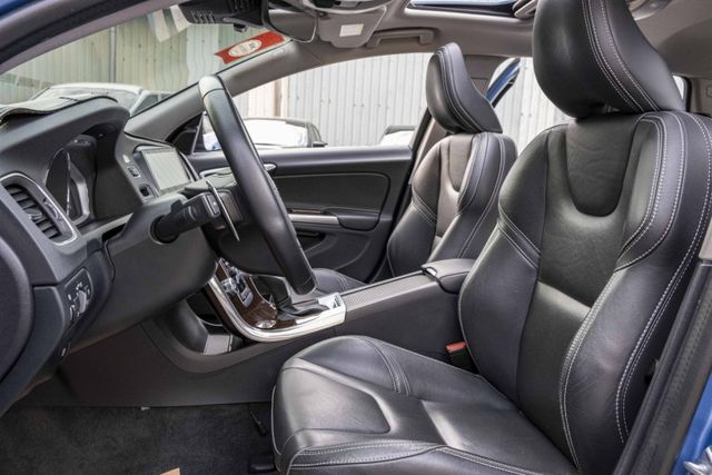 2017年 V60 D4安全旗艦版 天窗 都會安全防護 升級安卓影音 電動椅 HID頭燈 ACC跟車 僅跑9萬多公里  第6張相片