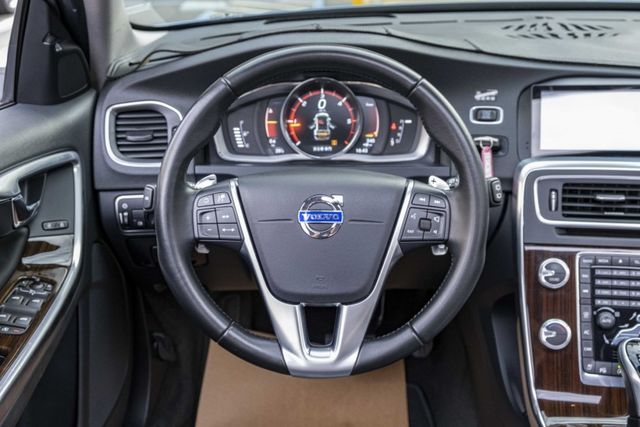2017年 V60 D4安全旗艦版 天窗 都會安全防護 升級安卓影音 電動椅 HID頭燈 ACC跟車 僅跑9萬多公里  第11張相片
