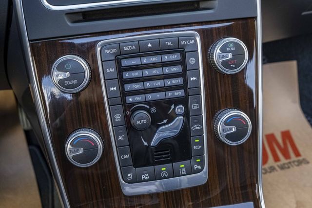 2017年 V60 D4安全旗艦版 天窗 都會安全防護 升級安卓影音 電動椅 HID頭燈 ACC跟車 僅跑9萬多公里  第14張相片