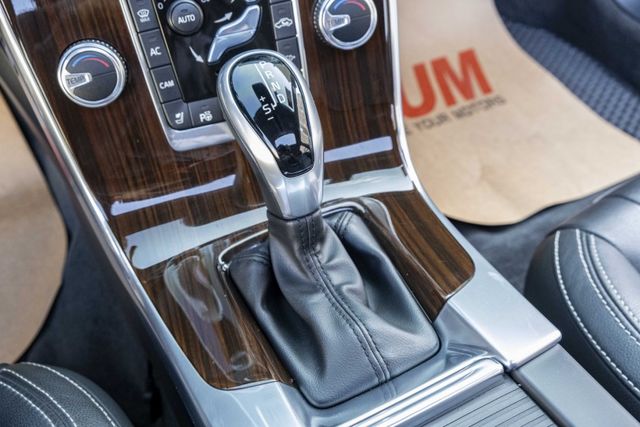 2017年 V60 D4安全旗艦版 天窗 都會安全防護 升級安卓影音 電動椅 HID頭燈 ACC跟車 僅跑9萬多公里  第15張相片